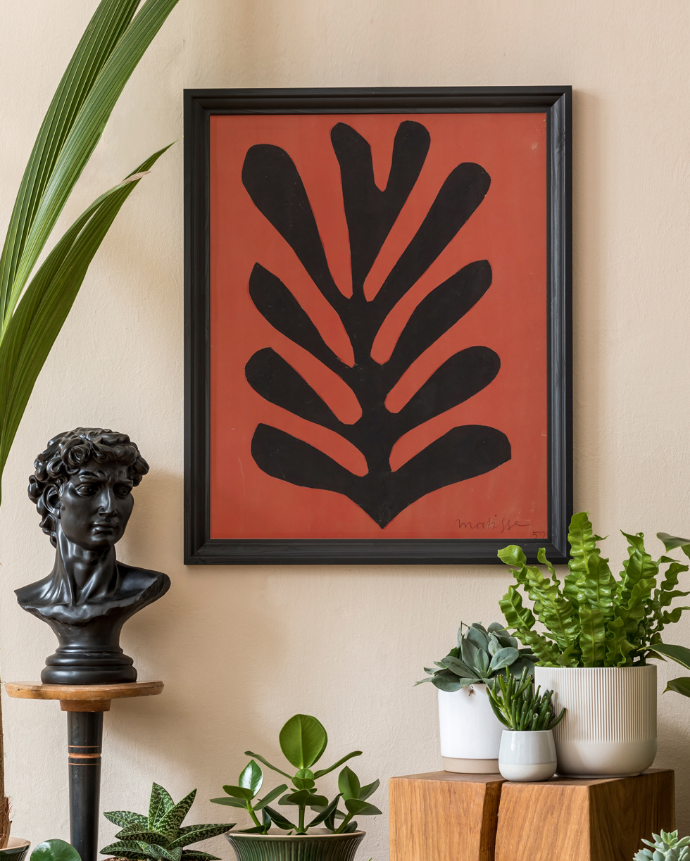 Henri Matisse, Feuille Noire Sur Fond Rouge - 1952 dans une pièce