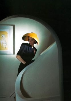 Horst Paul Albert Bohrmann Model Wearing Yellow Felt Hat Taken For Vogue - 1943 reproduction peinte à la main